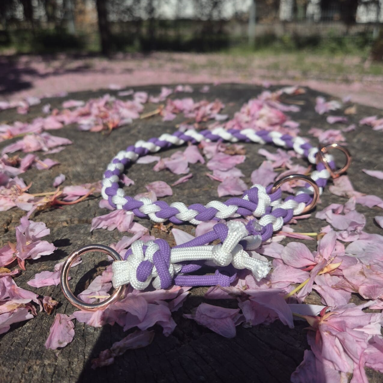 Halsband "Nori" in Lila/Weiß mit Rosegoldenen Beschlägen