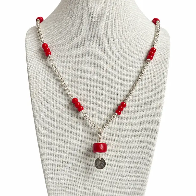 Zilveren boto ketting met rode ingi boka kralen en hanger