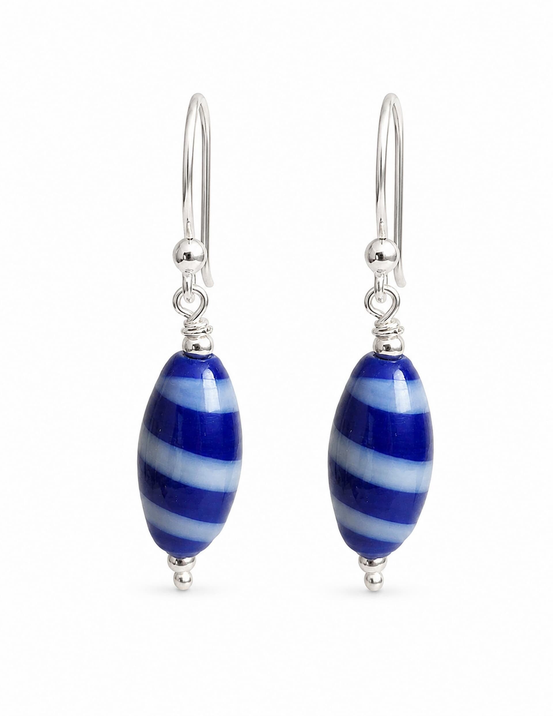 I3 - Surinaamse oorhaken met blauw/ witte kromanti kralen