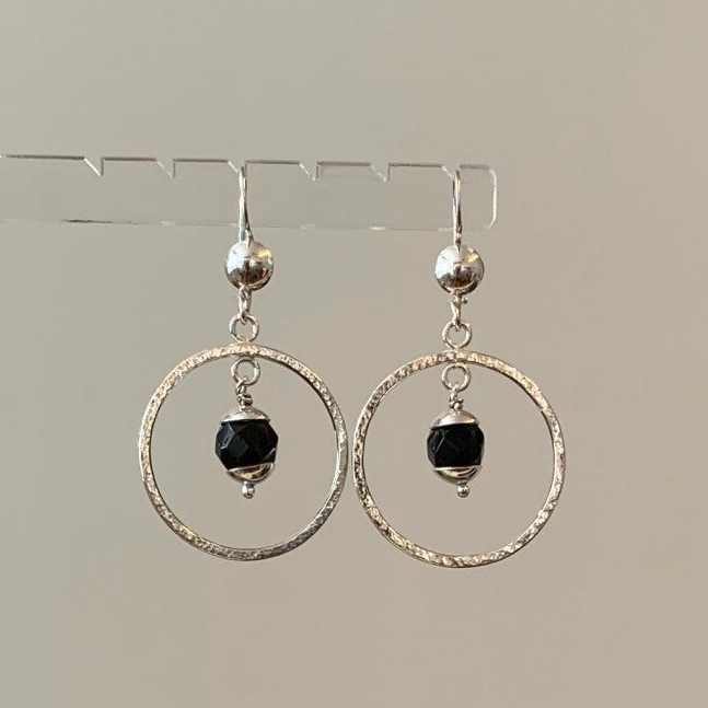 O1 - Ronde zilveren oorbellen met ogri-ai