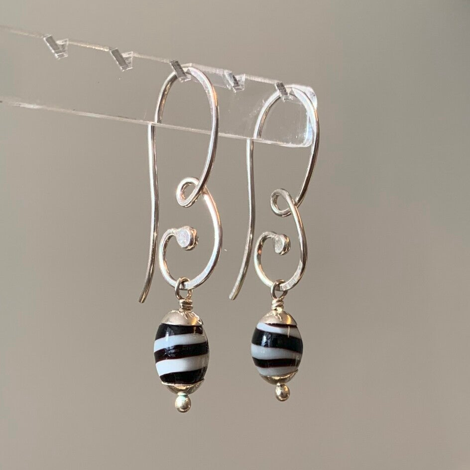 B6 moderne oorbellen met kromantie kralen