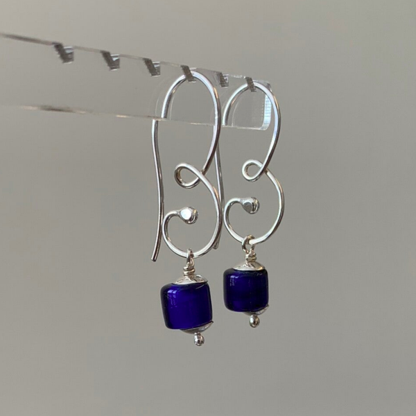 S6 krul oorbellen met blauwe ingi boka