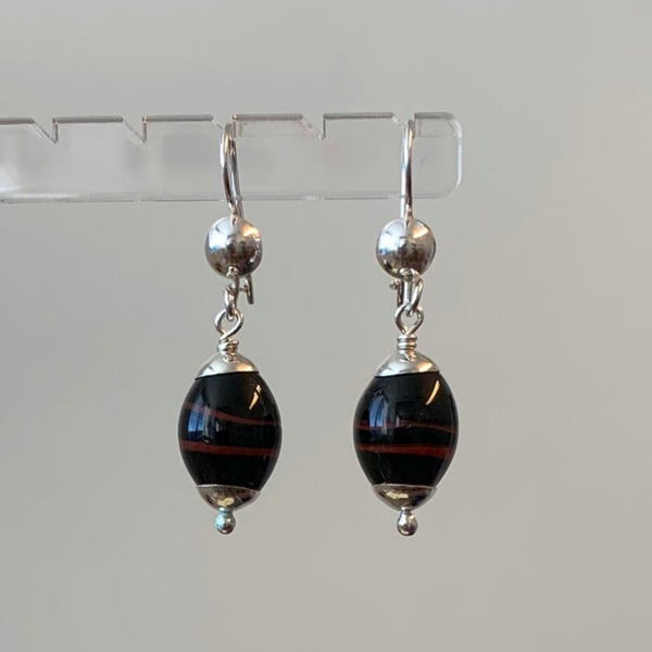 W6 - zwart met rood gestreepte kromanti zilveren oorbellen