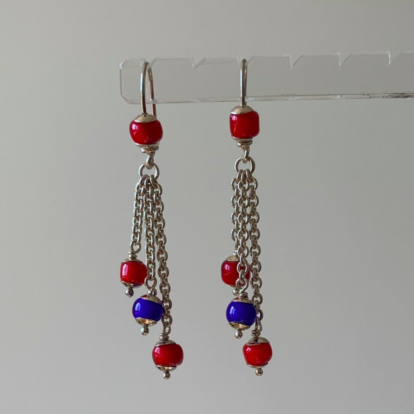 O6 - rood/ blauwe ingi boka kraaltjes aan kettinkjes
