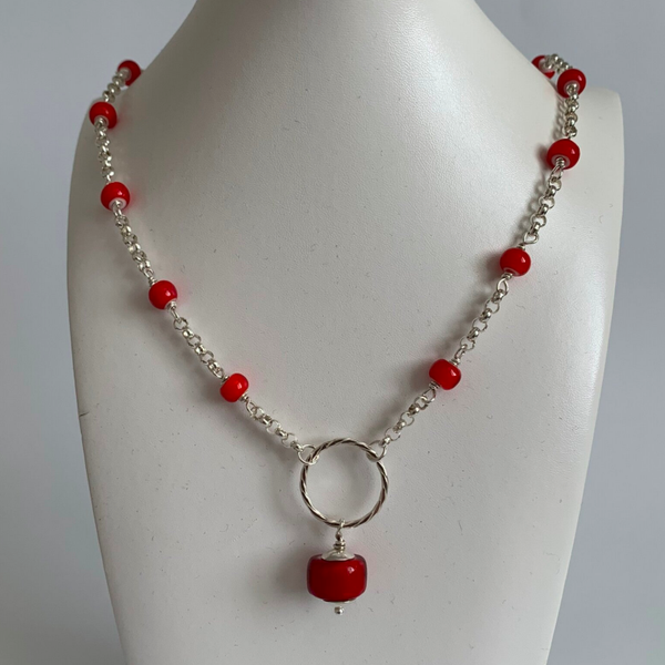 Q6 - Ketting met rode inji boka met hanger aan ring