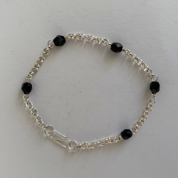 V5 - Boto armbandje met zwarte kralen