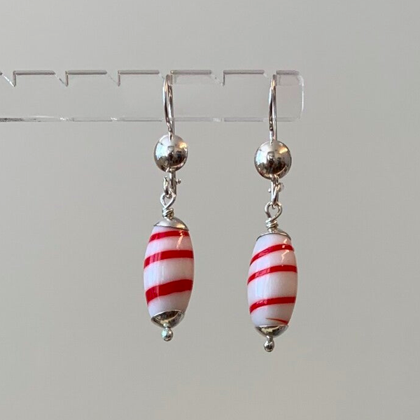 Y2 - Rood met witte kromantikralen oorbellen