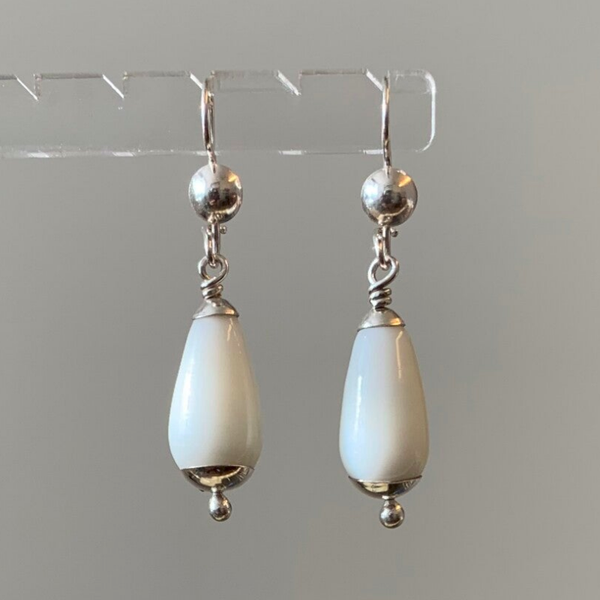 C6 Witte kralen oorbellen