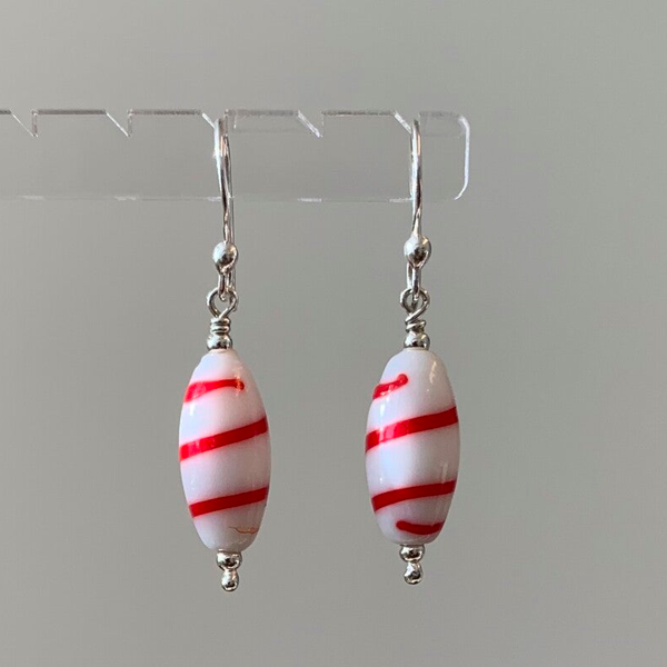 J3 - Surinaamse oorhaken met wit/ rode kromanti kralen