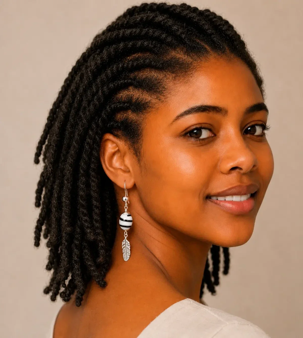 Lena met twist en dreadlocks kapsel en kromanti oorbellen