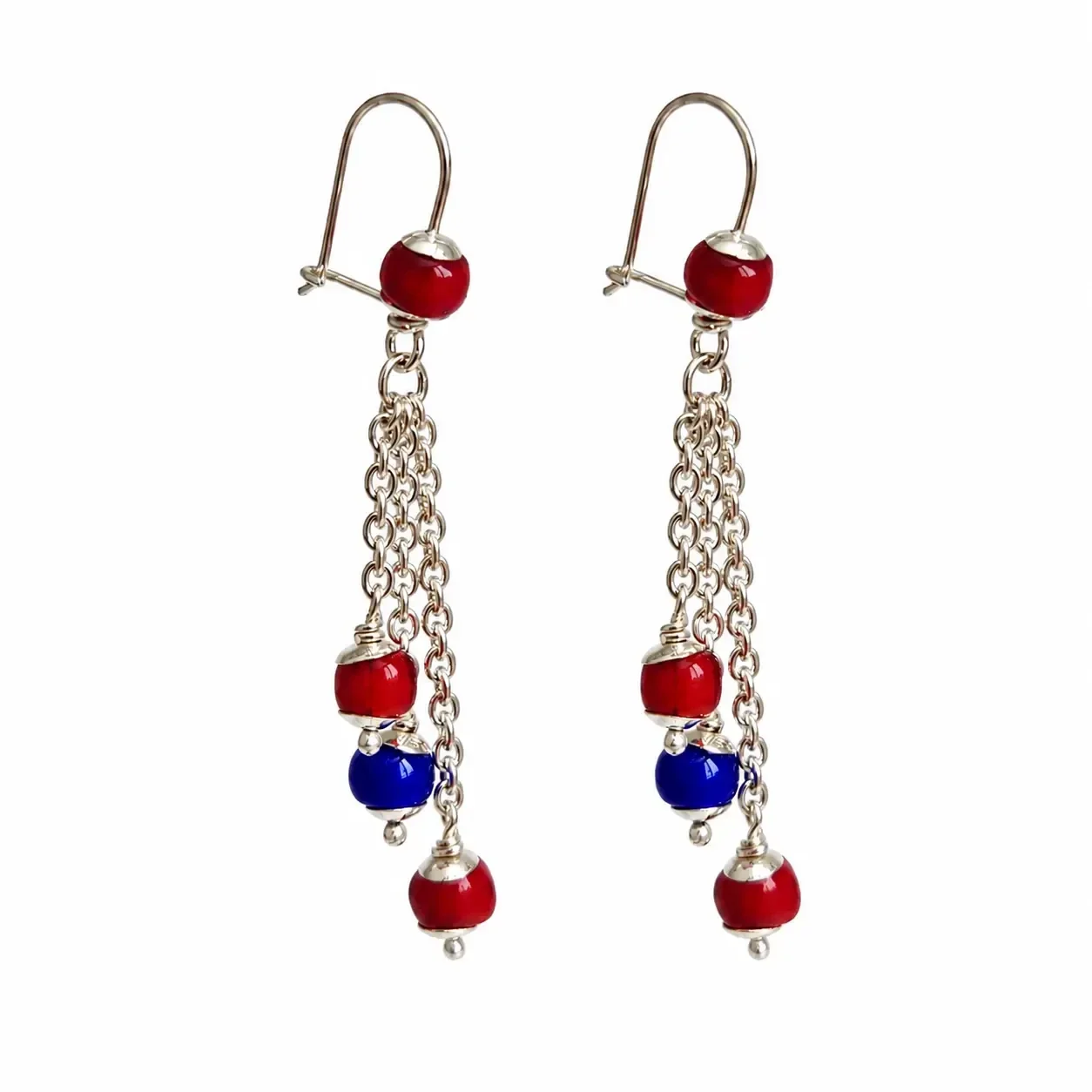 O6 - Oorbellen met rood/ blauwe ingi boka-kraaltjes aan kettinkjes
