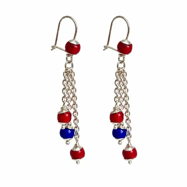 O6 - Oorbellen met rood/ blauwe ingi boka-kraaltjes aan kettinkjes