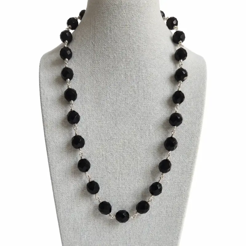Zilveren ketting met zwarte kralen
