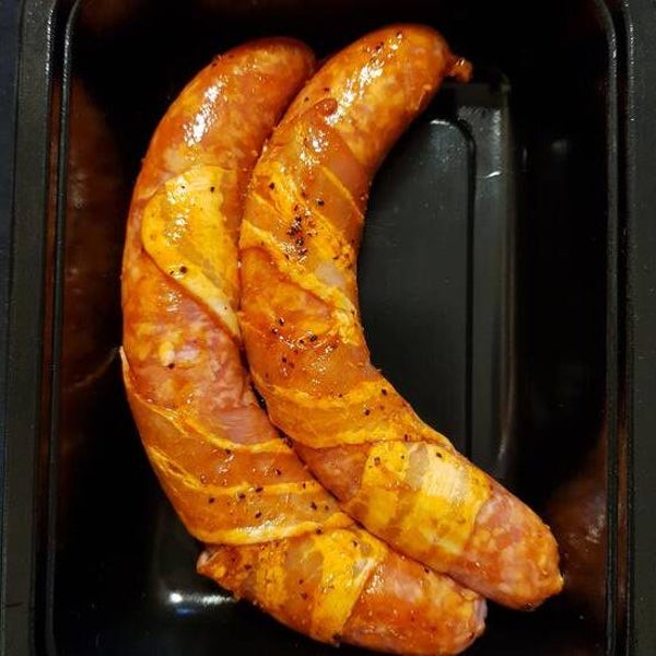 Saucijs omwikkeld met ontbijtspek