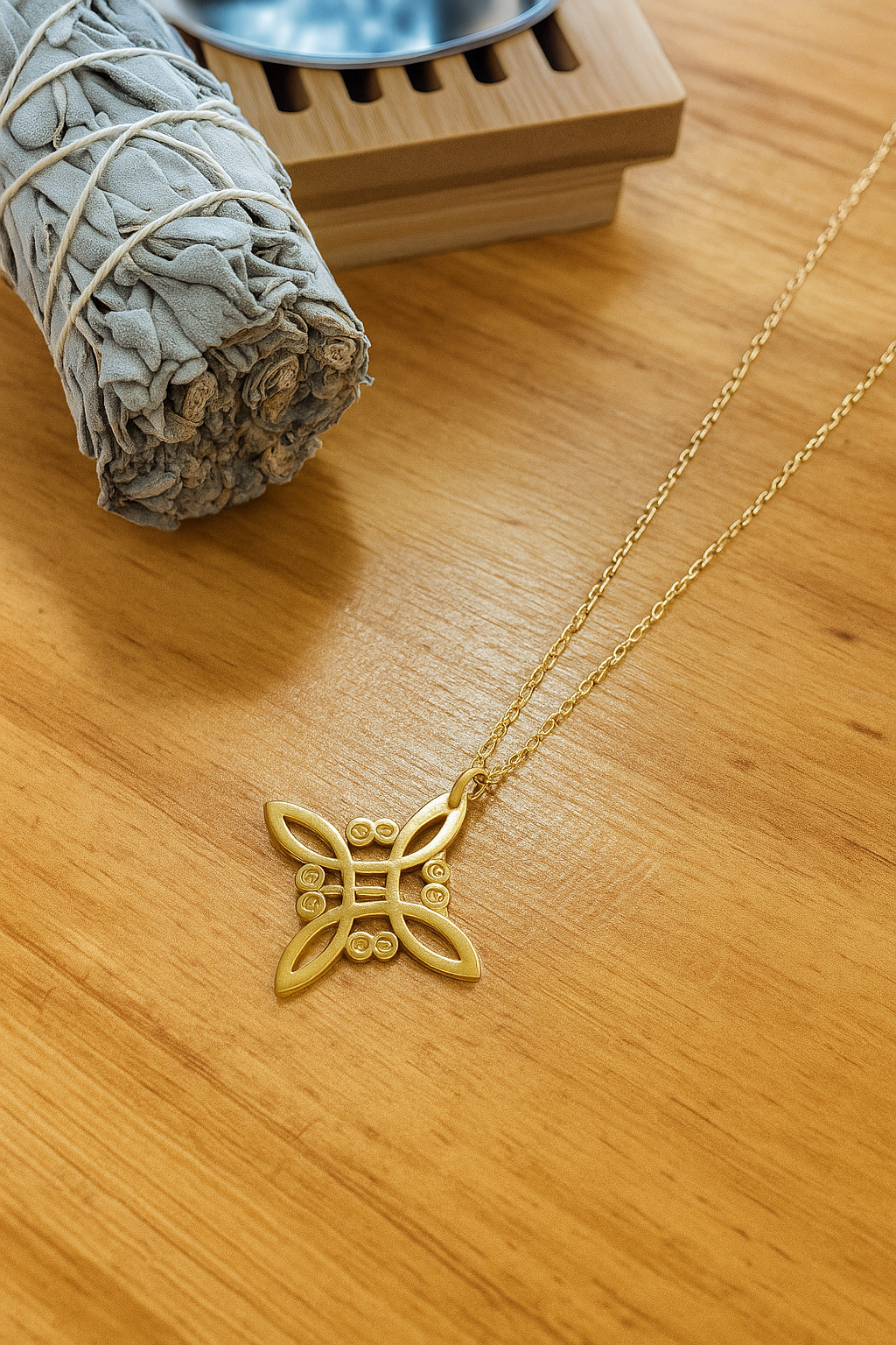 Collar Nudo de Bruja dorado