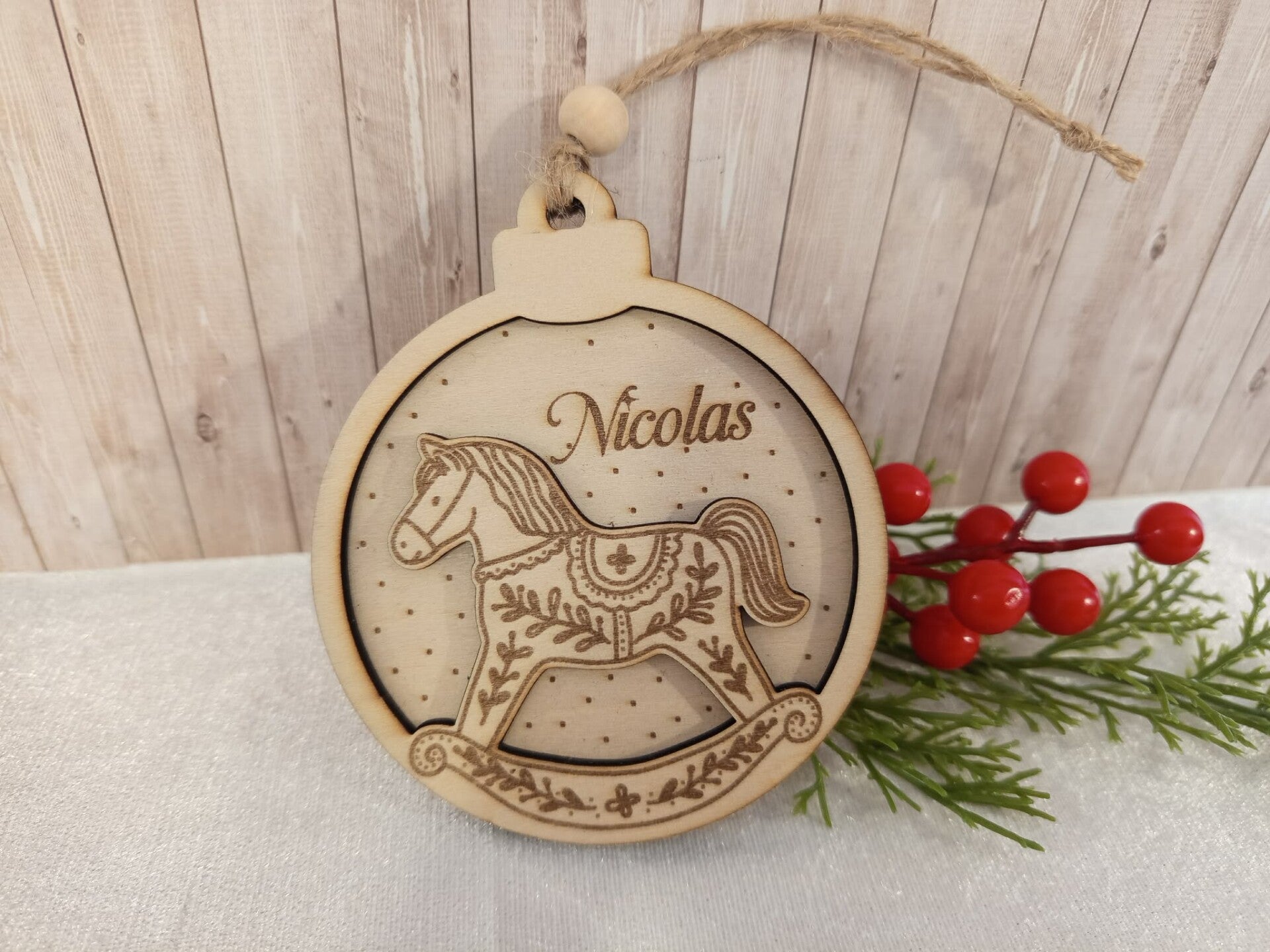 Ornement cheval en bois avec gravure