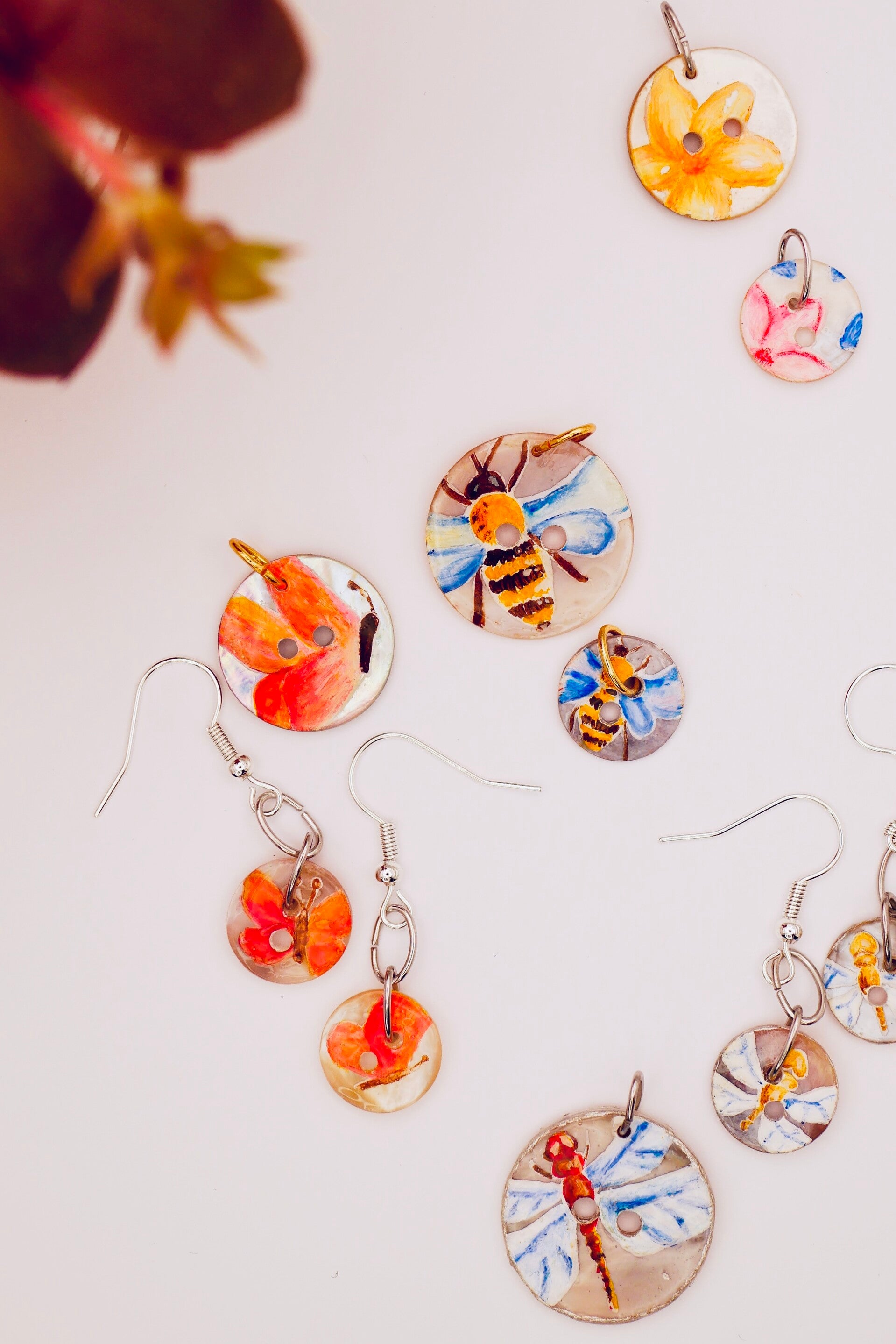 Upcycling Schmuck aus Vintage-Knöpfen  Handgefertigter nachhaltiger Schmuck  Einzigartige Schmuckunikate  Limitierte Schmuckkollektion  Schmuck mit Charakter und Farbe