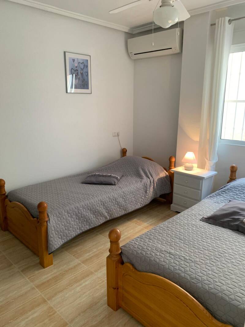 Slaapkamer 2 losse bedden