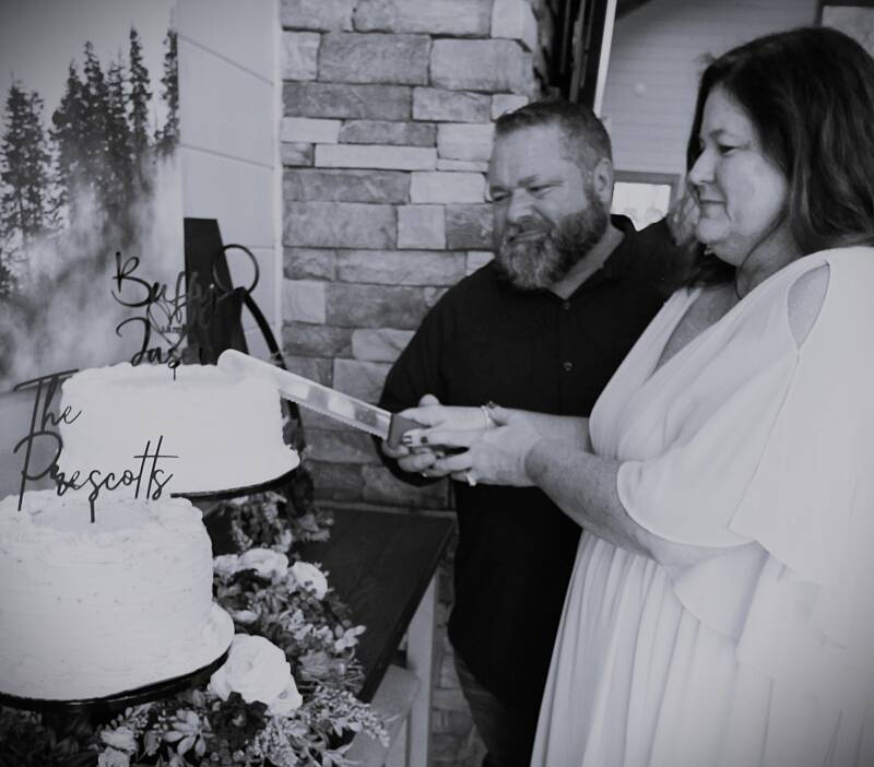 black-and-white-wedding-cake-cutting-tammy-brewer-photography-standard.jpg