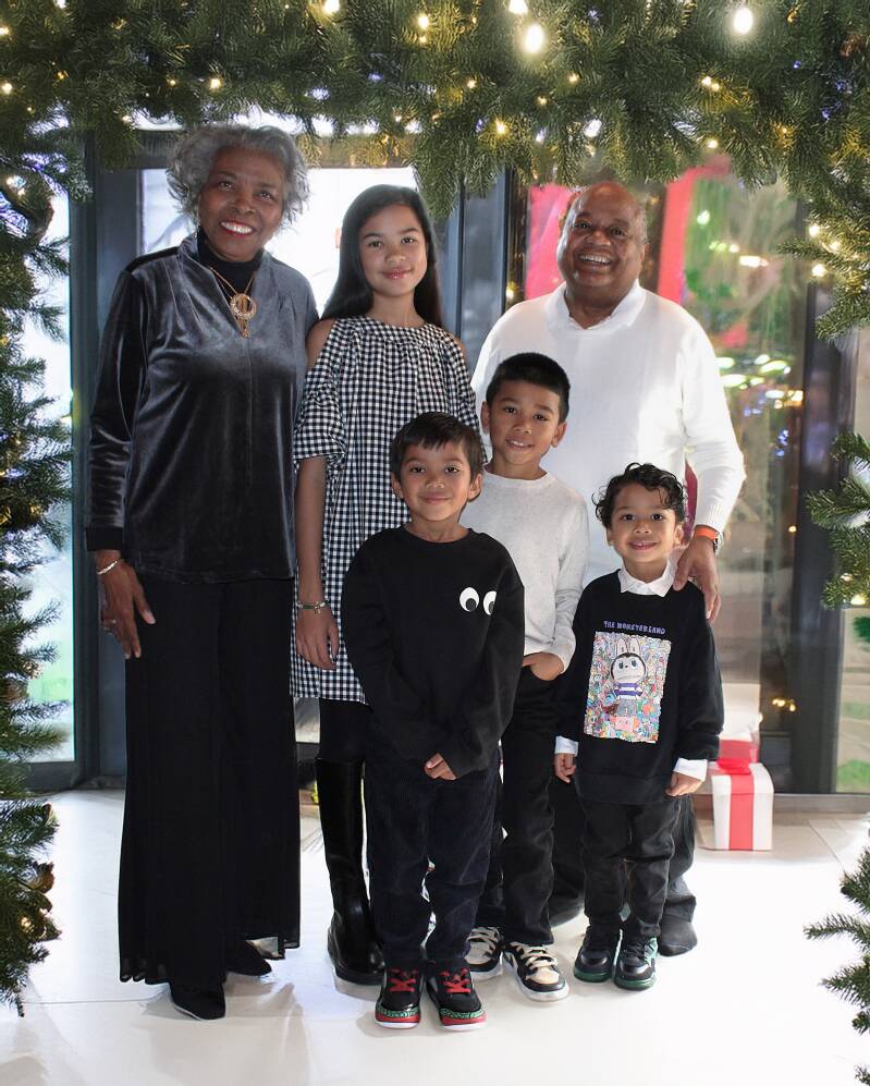 indoor-holiday-greenery-grandparents-grandchildren-portrait-tammy-brewer-photography-jpeg-standard.jpg