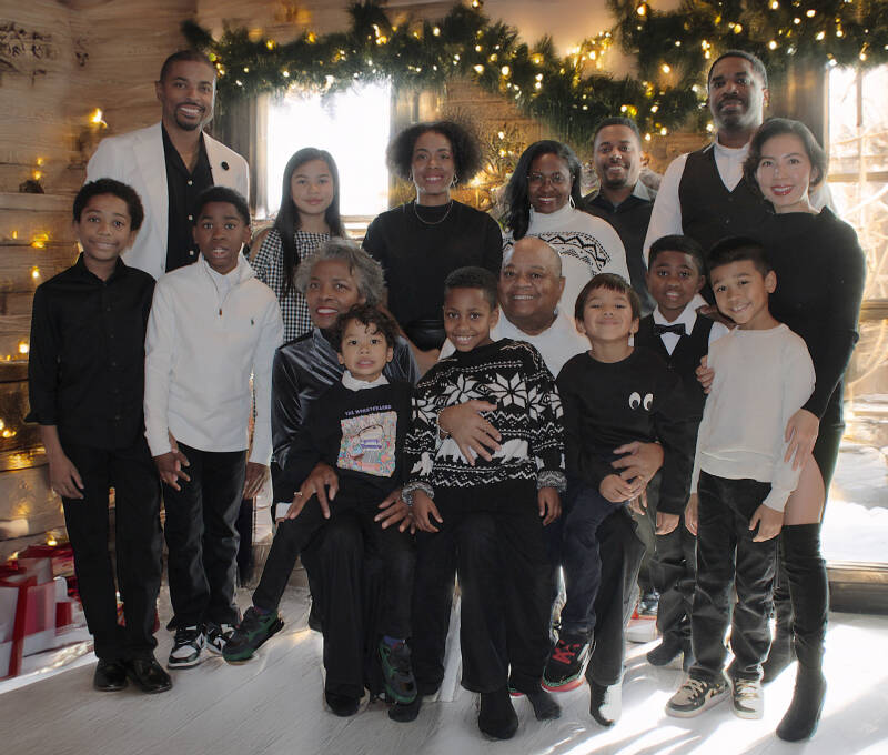 large-family-reunion-holiday-portrait-tammy-brewer-photography-jpeg-standard.jpg