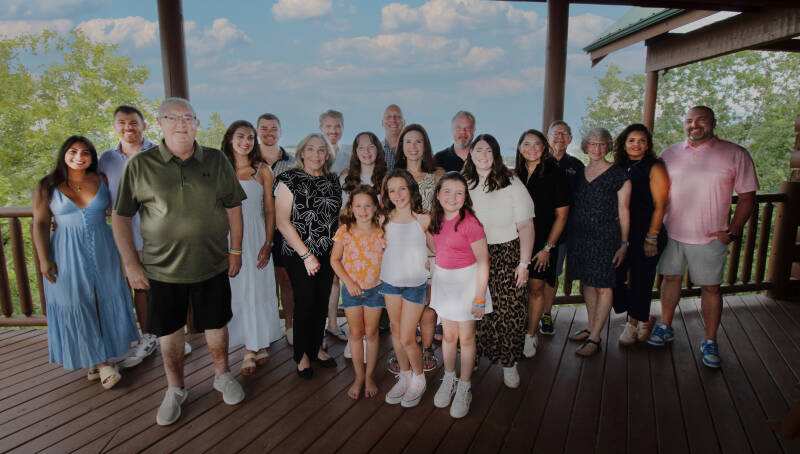 large-family-reunion-portrait-cabin-deck-tammy-brewer-photography-jpeg-standard-916l8e.jpg