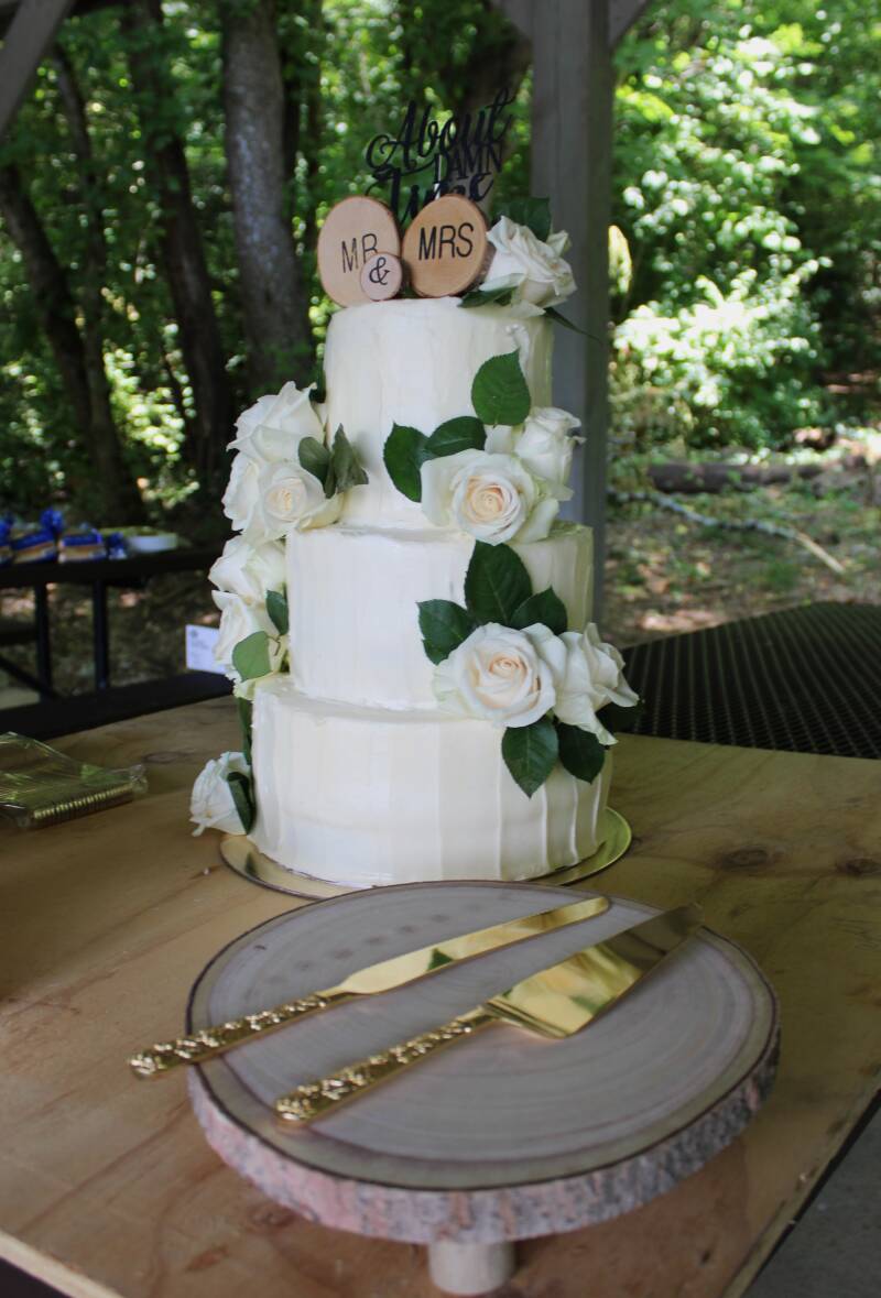 rustic-wedding-cake-cutting-set-white-roses-tammy-brewer-photography-jpeg-standard.jpg