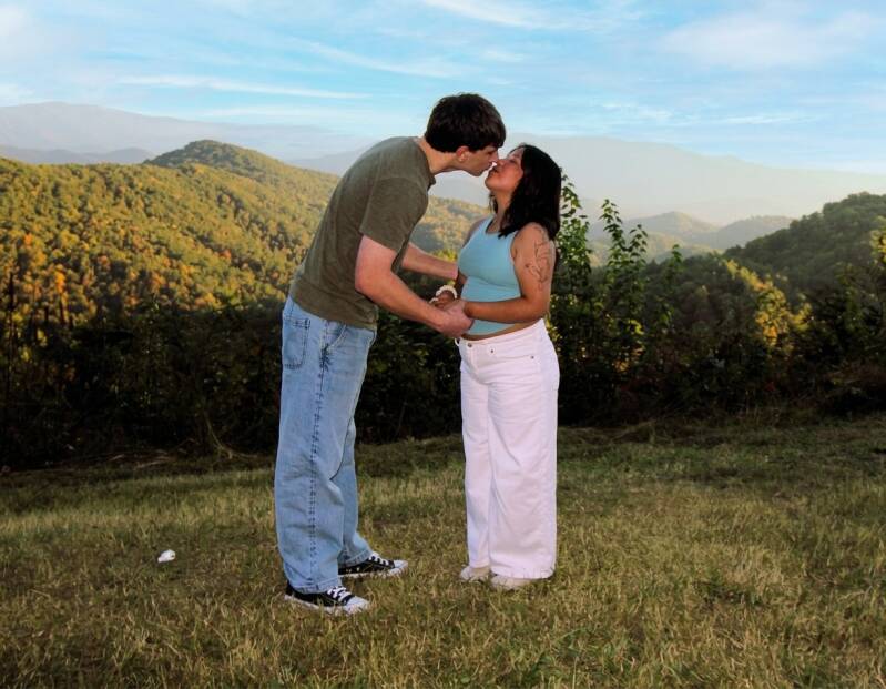 smoky-mountain-fall-surprise-proposal-engagement-kiss-tammy-brewer-photography-jpg-standard.jpg