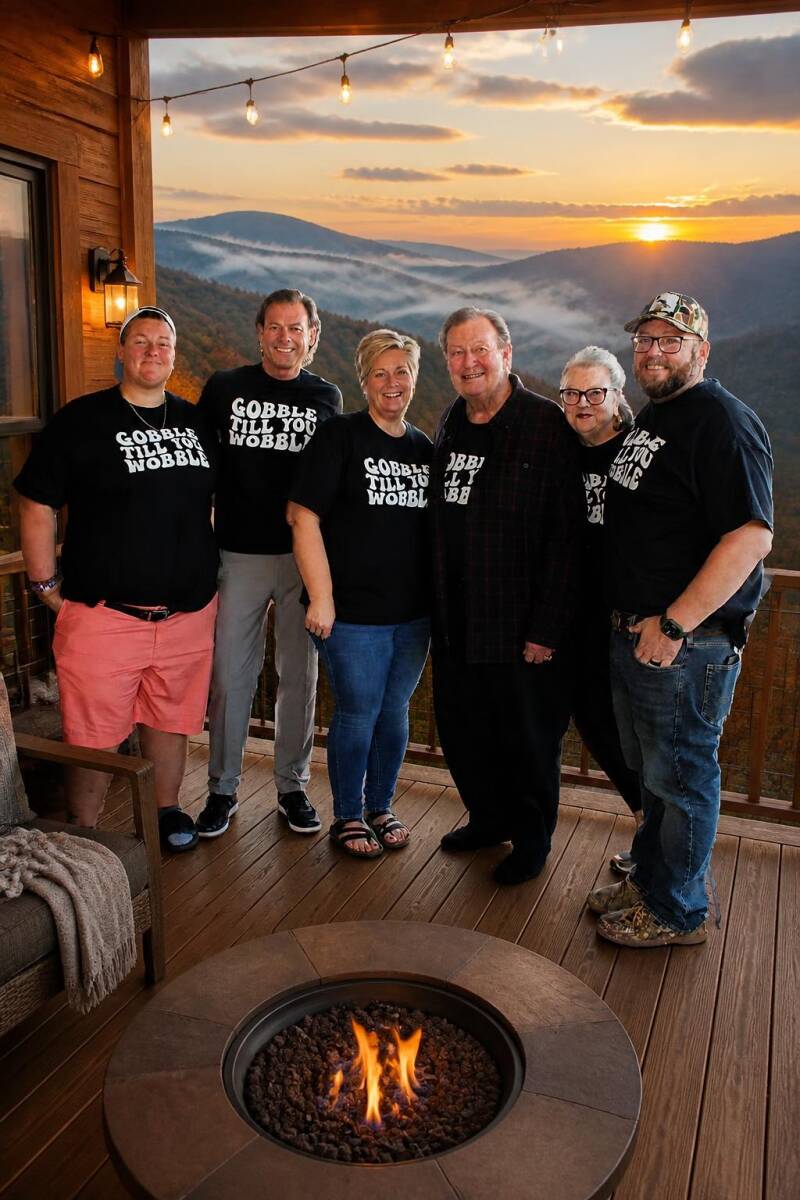 thanksgiving-family-group-matching-shirts-tammy-brewer-photography-standard.jpg