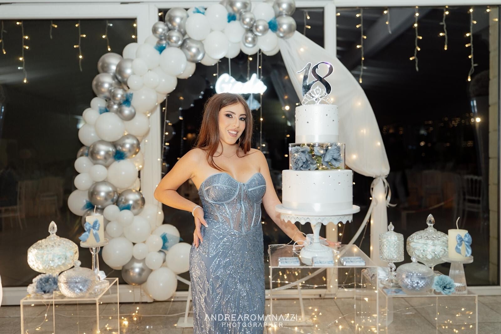 Foto serale ragazza Taglio torta