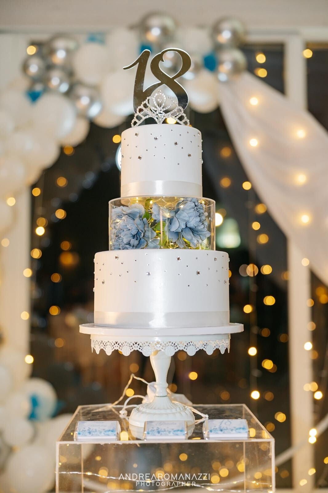 Foto con torta scenografica e allestimento