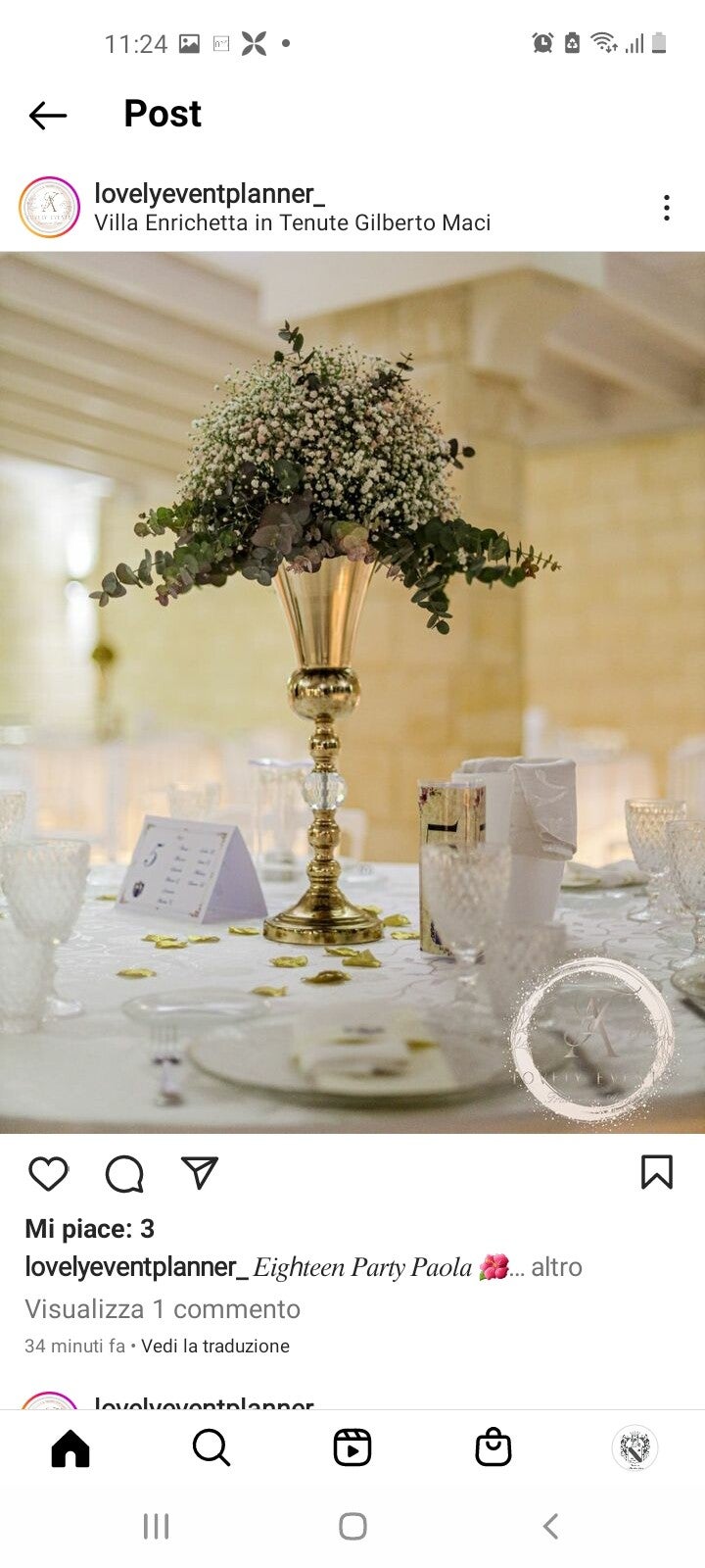 Foto centrotavola allestimento sala con bicchieri e cavalieri sui tavoli con nomi invitati