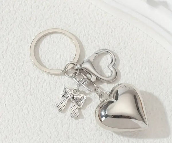 Veskepynt hjertesløyfe Sølv