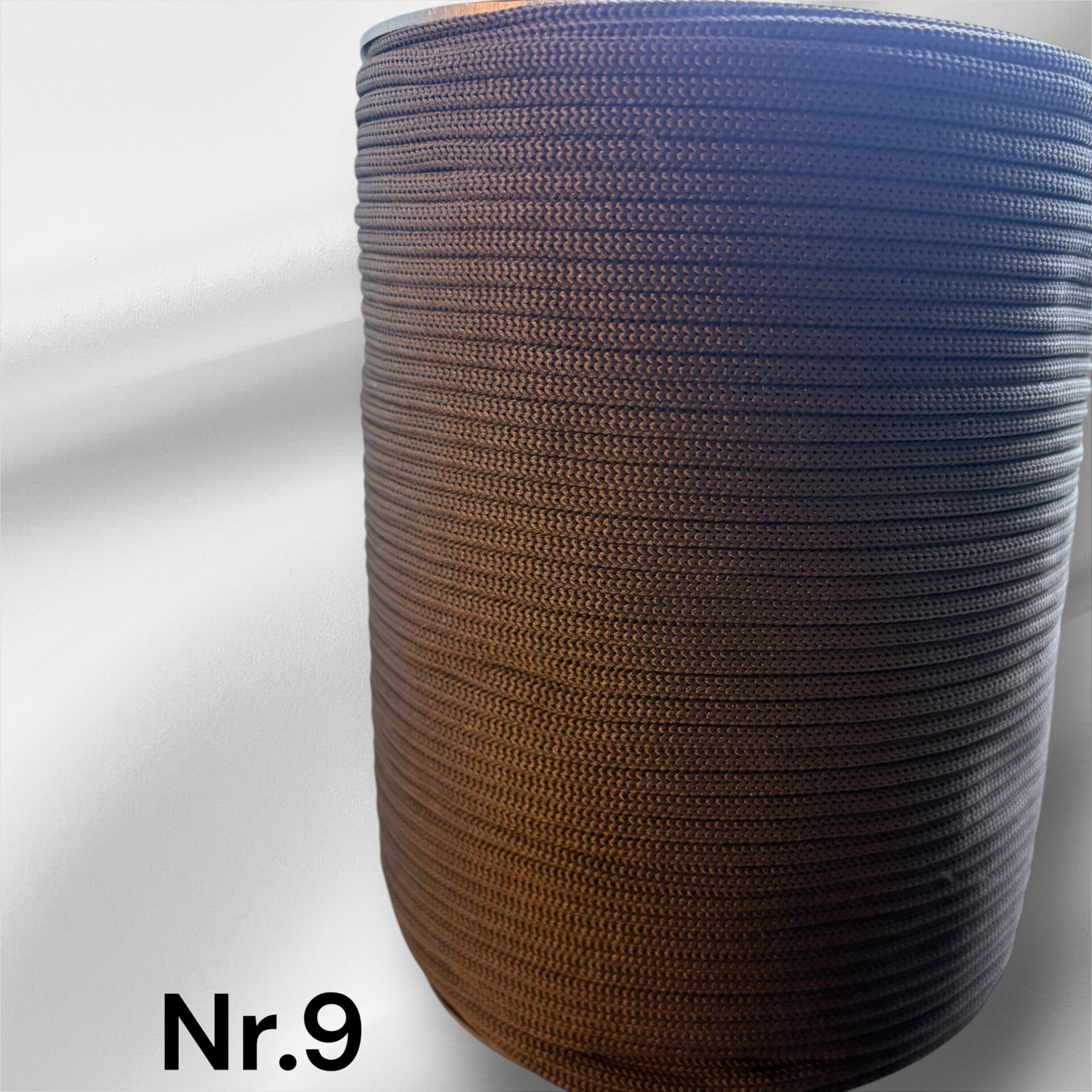 Nr.9 Mørk brun 4mm flat tråd