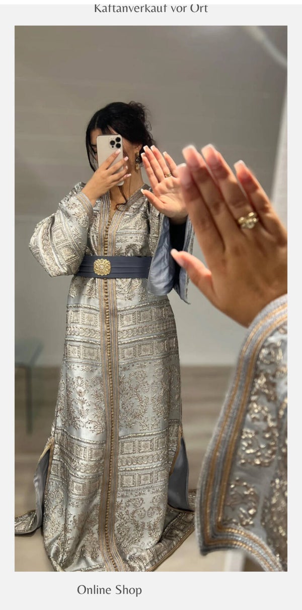 Eleganter Kaftan aus Brokat in Silber-Grau mit goldenen Detail