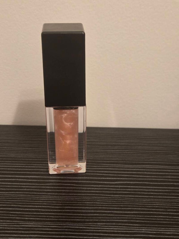 Light pink lipgloss