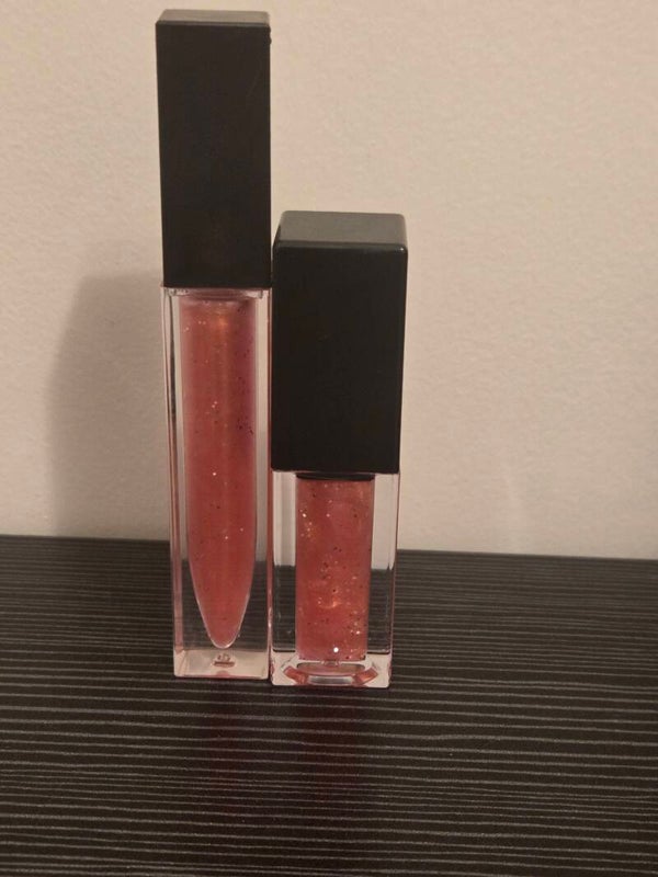 Dark sparkly pink lipgloss