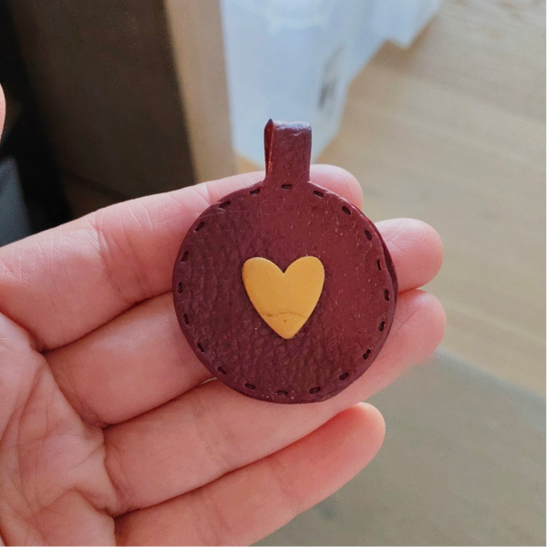 Sleutelhanger rond met figuurtje + initialen of naam (verschillende kleuren)