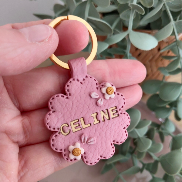 Sleutelhanger bloem + initialen of naam (verschillende kleuren)