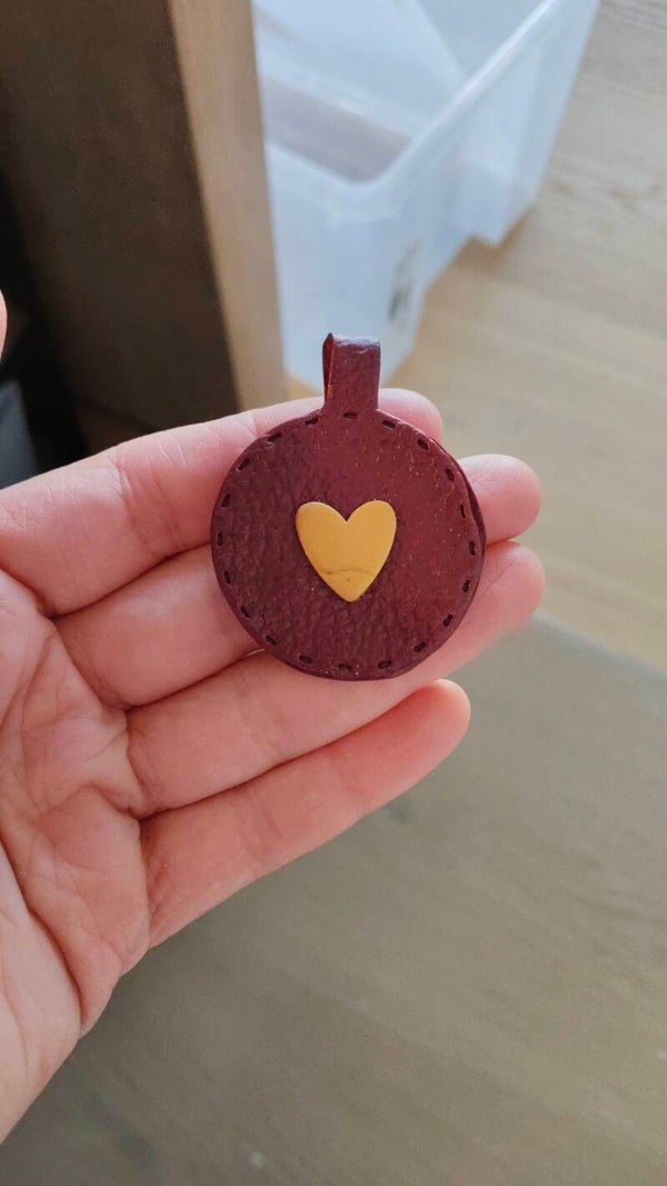Sleutelhanger rond GOUDEN HART + initialen (verschillende kleuren)