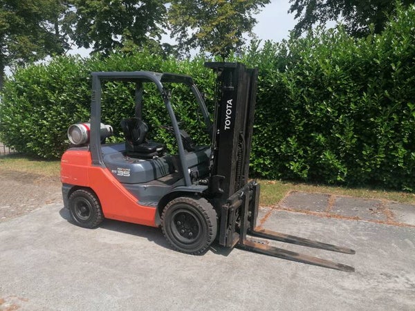 2010 - Toyota 02-8FGJF35