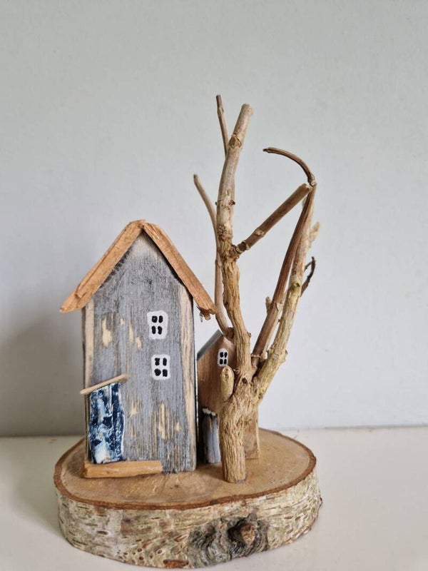 Houten huisje met boom