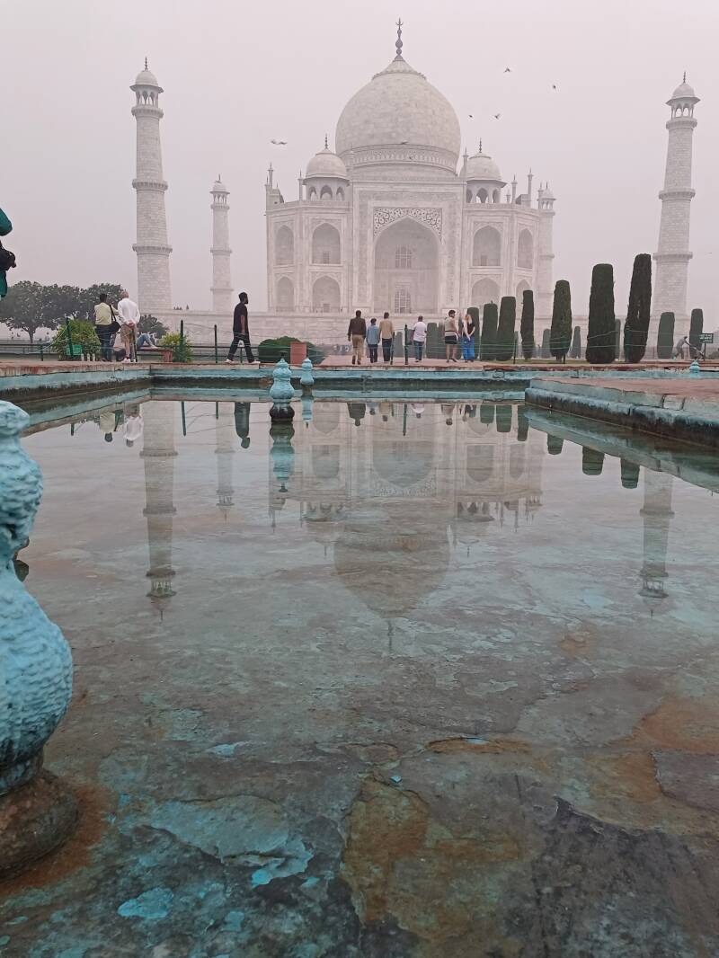 Le Taj Mahal et son reflet dans les bassins
