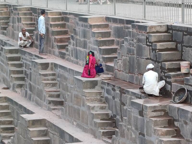 Chand Baori, Abhaneri en cours de rénovation par quelques ouvriers dont une femme