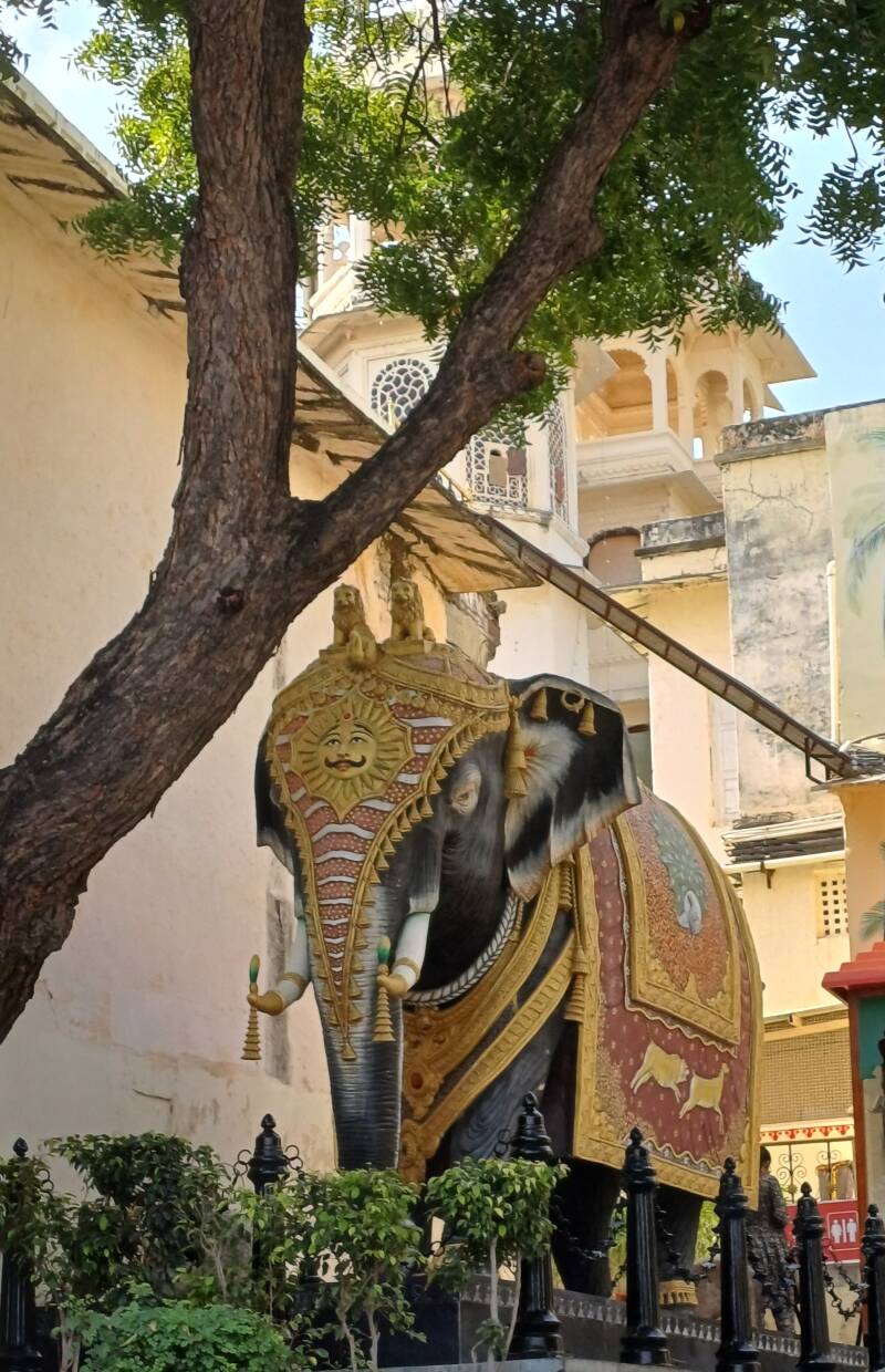 Statue éléphant grandeur nature à l'entrée du Fort de Chittorgarh