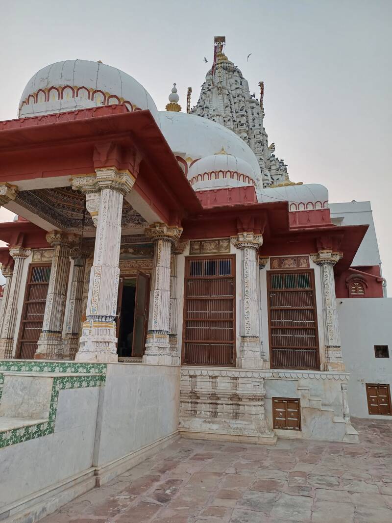 Le Seth Bhandasar Jain Temple. Vue de côté