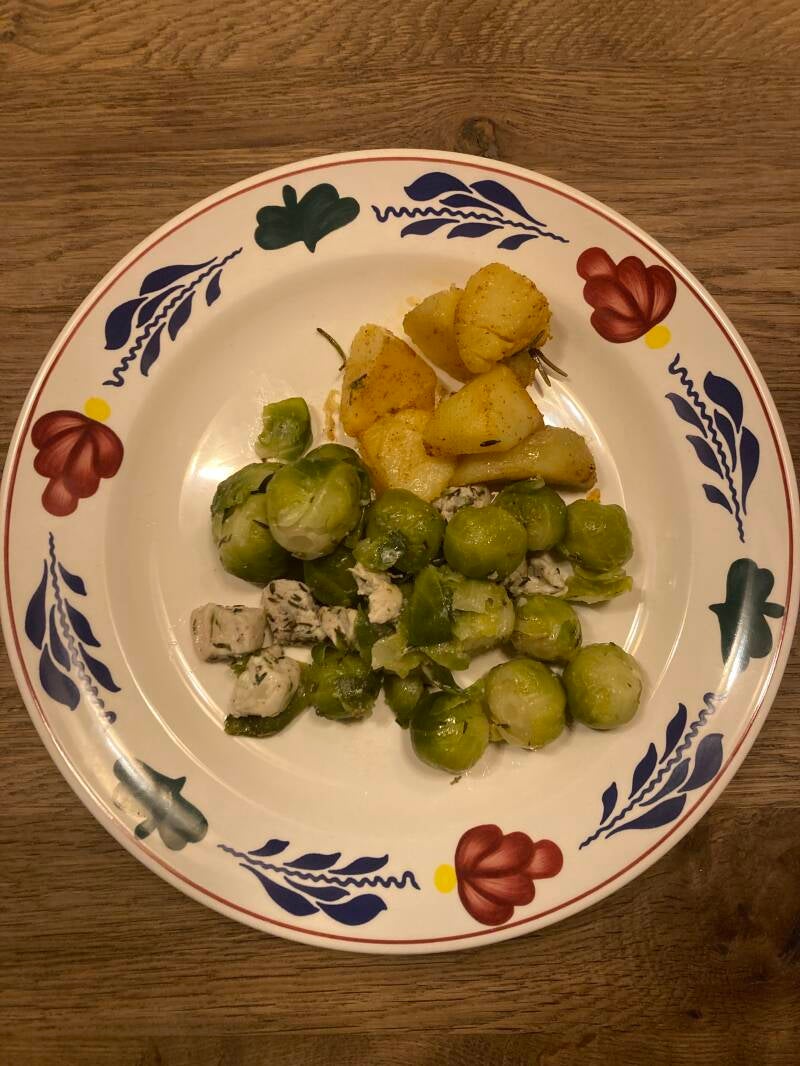 gebakken aardappels uit de oven, spruitjes en kipfilet