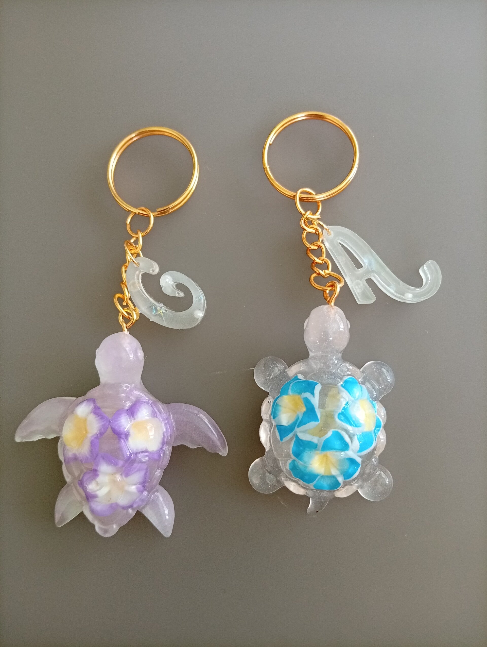 Porte clefs honu pailleté + lettre prénom
