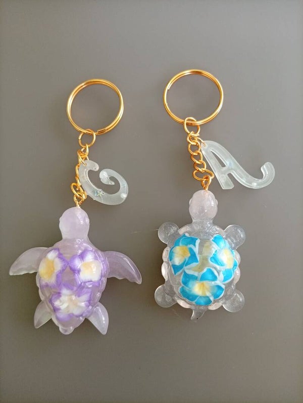 Porte clefs honu pailleté + lettre prénom