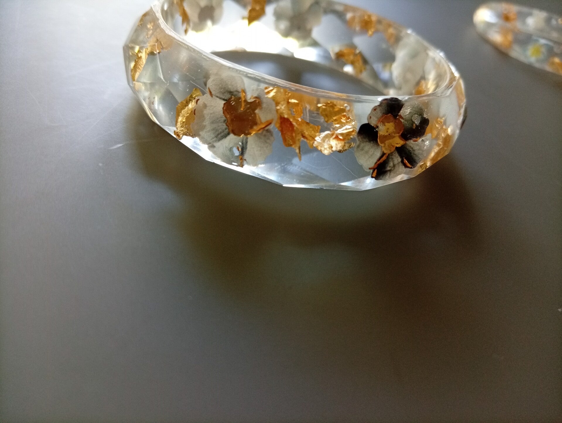 Bracelet grand modèle fleurs et doré